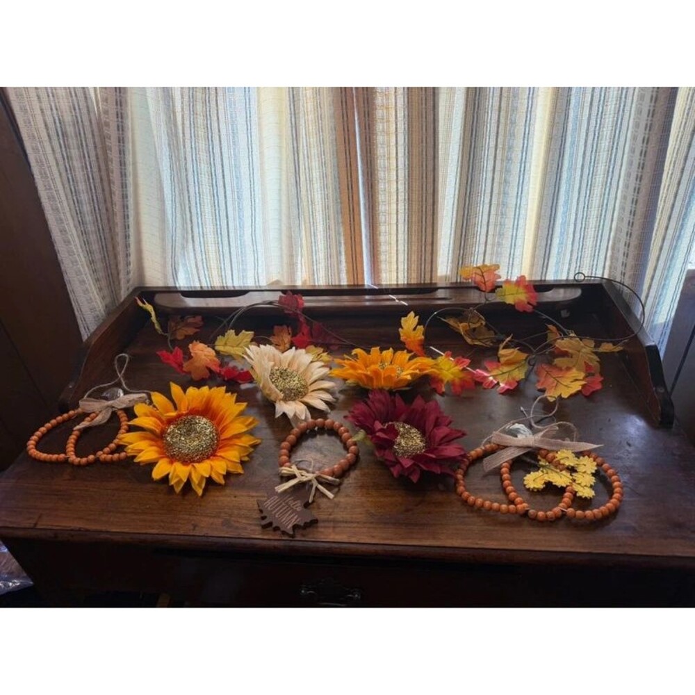 Eight piece fall decoration lot